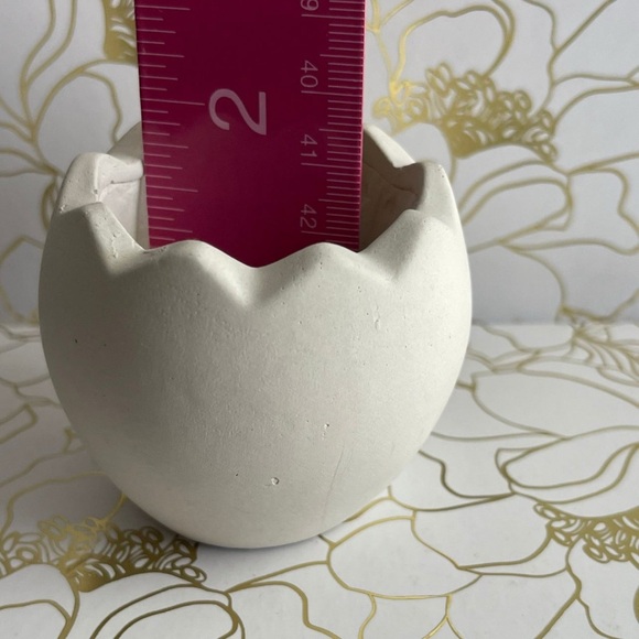 White Eggshell Planter - Picture 1 of 1